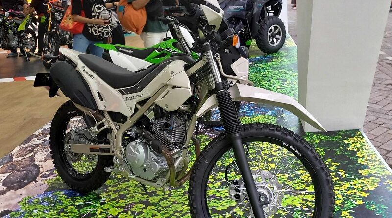 KLX230 SHERPA Seruduk Jakarta Fair 2025, Kawasaki Hadirkan Fleksibilitas Durable